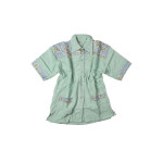 Η φωτογραφία δείχνει Μπουρνούζι με γιακά και λεπτομέρειες με όμορφες μαργαρίτες, με σχεδιασμένο μάκρος ως το γόνατο.