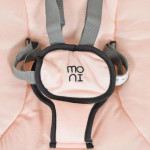 Η φωτογραφία δείχνει Το ρηλάξ για μωρά Clarissa έχει 5 ταχύτητες κουνήματος και ένα στιλάτο σχεδιασμό, κατάλληλο για οποιοδήποτε εσωτερικό χώρο.