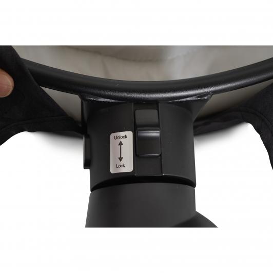 Η φωτογραφία δείχνει Το ρηλάξ για μωρά Clarissa έχει 5 ταχύτητες κουνήματος και ένα στιλάτο σχεδιασμό, κατάλληλο για οποιοδήποτε εσωτερικό χώρο.