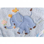 Η φωτογραφία δείχνει Μπέρτα Μπάνιου 76x76cm Manny Cangaroo Blue 3800146270049H μπέρτα Μπάνιου&nbsp; είναι ένα απαραίτητο προϊόν που συνοδεύει το μωράκι σας στη πιο χαλαρωτική στιγμή της ημέρας του την ώρα του μπάνιου!!!&nbsp; Ιδανική επίσης για δώρο!Κατάλληλο για χρήση από 0+ μηνώνΤο υλικό είναι 100