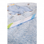 Η φωτογραφία δείχνει Μπέρτα Μπάνιου 76x76cm Manny Cangaroo Blue 3800146270049H μπέρτα Μπάνιου&nbsp; είναι ένα απαραίτητο προϊόν που συνοδεύει το μωράκι σας στη πιο χαλαρωτική στιγμή της ημέρας του την ώρα του μπάνιου!!!&nbsp; Ιδανική επίσης για δώρο!Κατάλληλο για χρήση από 0+ μηνώνΤο υλικό είναι 100