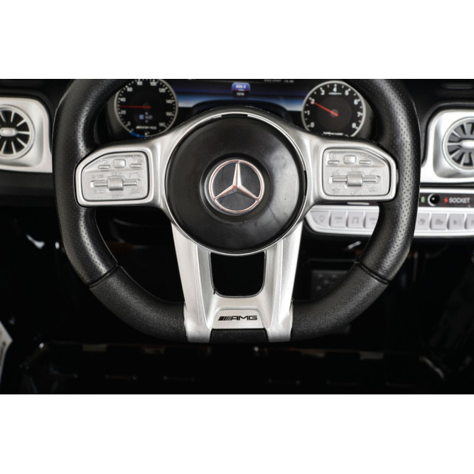 Mercedes-AMG G63 – Πολυτελής διασκέδαση για τους μικρότερους λάτρεις της ταχύτηταςΑφήστε το παιδί σας να βυθιστεί σε έναν κόσμο στυλ και ενθουσιασμού με το ηλεκτρικό αυτοκίνητο Mercedes-AMG G63.