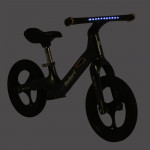 Η φωτογραφία δείχνει Δημιουργημένο με προσοχή στην ασφάλεια, την άνεση και τη χαρά της κίνησης, το ποδήλατο ισορροπίας Velori της Byox είναι η ιδανική επιλογή για τους μικρούς λάτρεις της περιπέτειας.