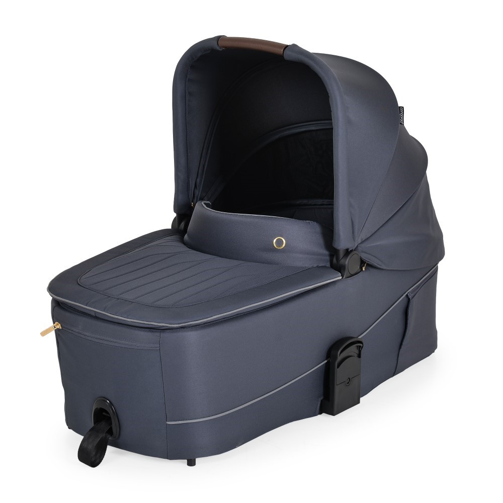 Η φωτογραφία δείχνει Καρότσι Celebrity 2 σε 1, Cangaroo, σχεδιασμένο με γνώμονα τη δυναμική καθημερινότητα των γονέων και την απόλυτη άνεση του παιδιού.