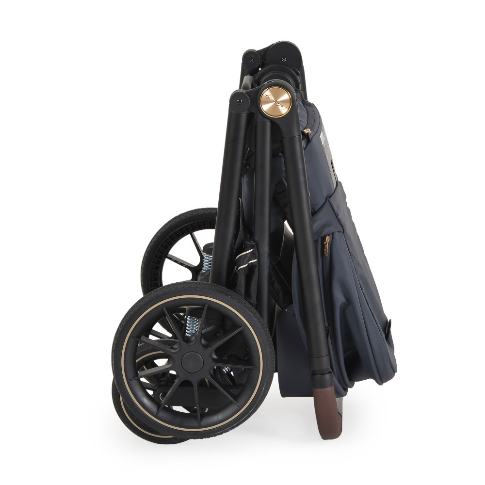 Η φωτογραφία δείχνει Καρότσι Celebrity 2 σε 1, Cangaroo, σχεδιασμένο με γνώμονα τη δυναμική καθημερινότητα των γονέων και την απόλυτη άνεση του παιδιού.