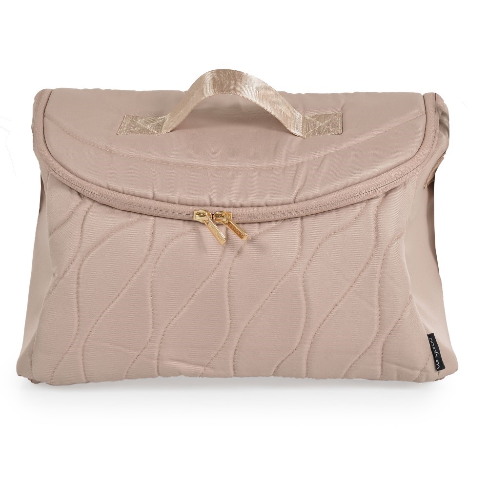 Η φωτογραφία δείχνει Καρότσι Celebrity 2 σε 1, Cangaroo, σχεδιασμένο με γνώμονα τη δυναμική καθημερινότητα των γονέων και την απόλυτη άνεση του παιδιού.