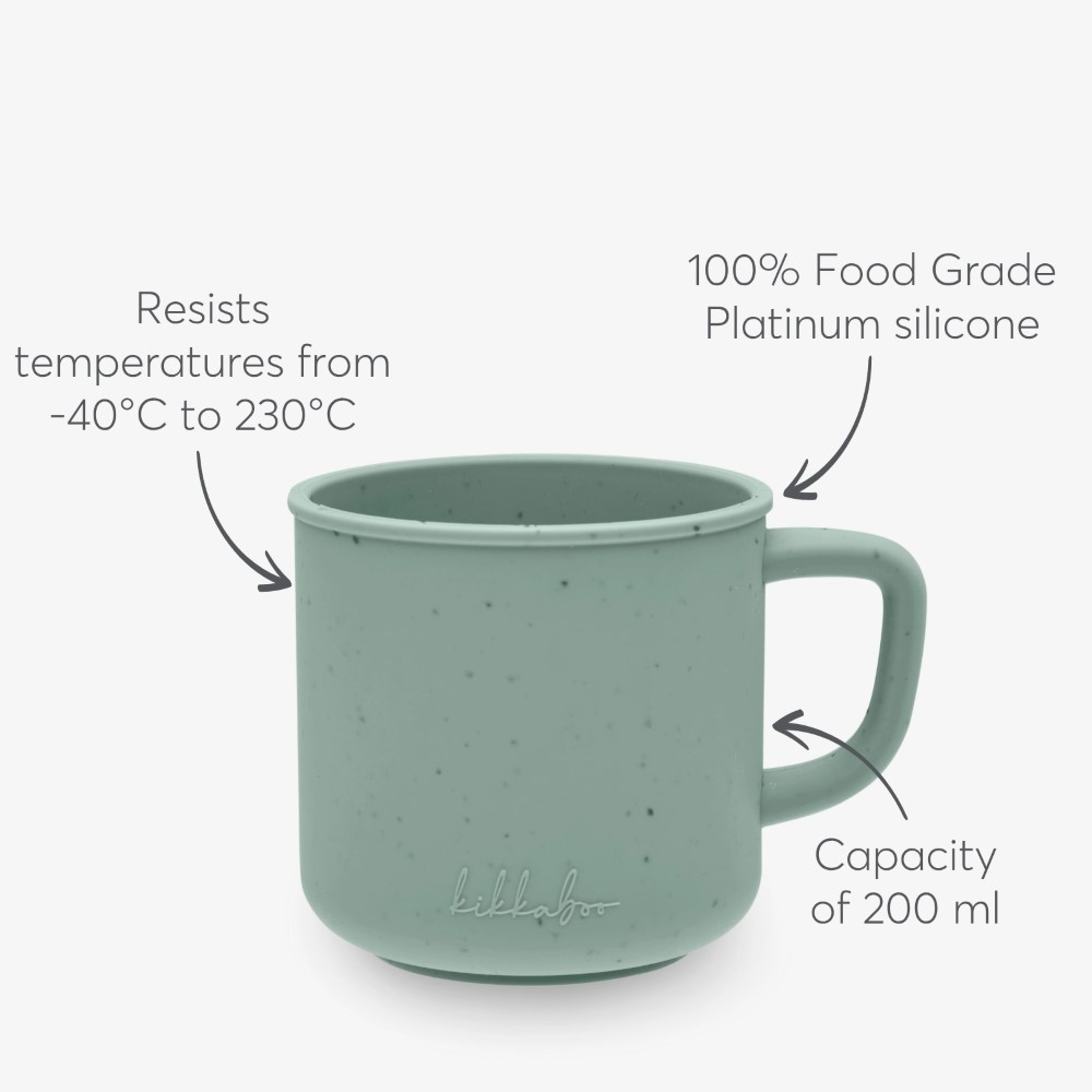 Η φωτογραφία δείχνει Το Κύπελλο με Λαβή από Πλατινένια Σιλικόνη είναι το ιδανικό κύπελλο για να υποστηρίξει το ταξίδι του παιδιού σας προς την ανεξάρτητη κατανάλωση αλκοόλ, σχεδιασμένο για να είναι ασφαλές, πρακτικό και εύκολο στη χρήση κάθε μέρα.