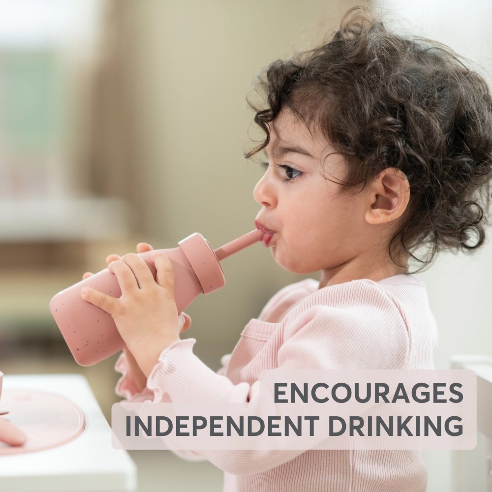 Ενθαρρύνετε την ανεξαρτησία του μικρού σας με το Μπουκάλι Πλατινένιας Σιλικόνης με Καλαμάκι – μια πρακτική και ασφαλής επιλογή για παιδιά ηλικίας 18 μηνών και άνω.