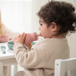 Η φωτογραφία δείχνει Ενθαρρύνετε την ανεξαρτησία του μικρού σας με το Μπουκάλι Πλατινένιας Σιλικόνης με Καλαμάκι – μια πρακτική και ασφαλής επιλογή για παιδιά ηλικίας 18 μηνών και άνω.