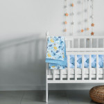 Εμπριμέ σετ σεντόνια της σειράς Baby Fun για λίκνο σε χαρούμενες παραστάσεις.