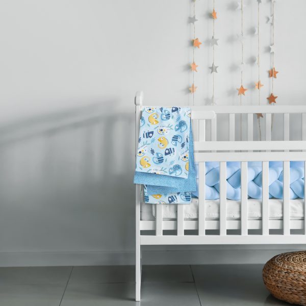 Εμπριμέ σετ σεντόνια της σειράς Baby Fun για λίκνο σε χαρούμενες παραστάσεις.