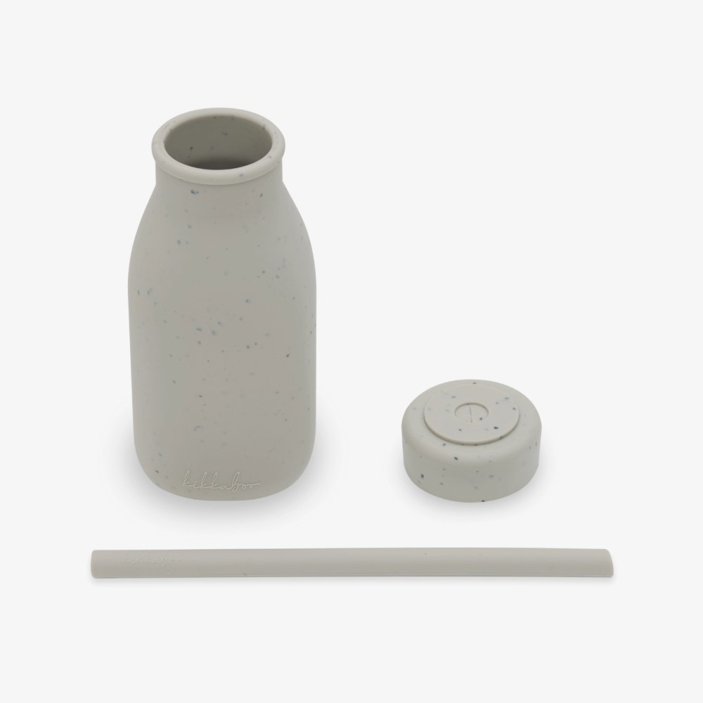 Η φωτογραφία δείχνει Ενθαρρύνετε την ανεξαρτησία του μικρού σας με το Μπουκάλι Πλατινένιας Σιλικόνης με Καλαμάκι – μια πρακτική και ασφαλής επιλογή για παιδιά ηλικίας 18 μηνών και άνω.