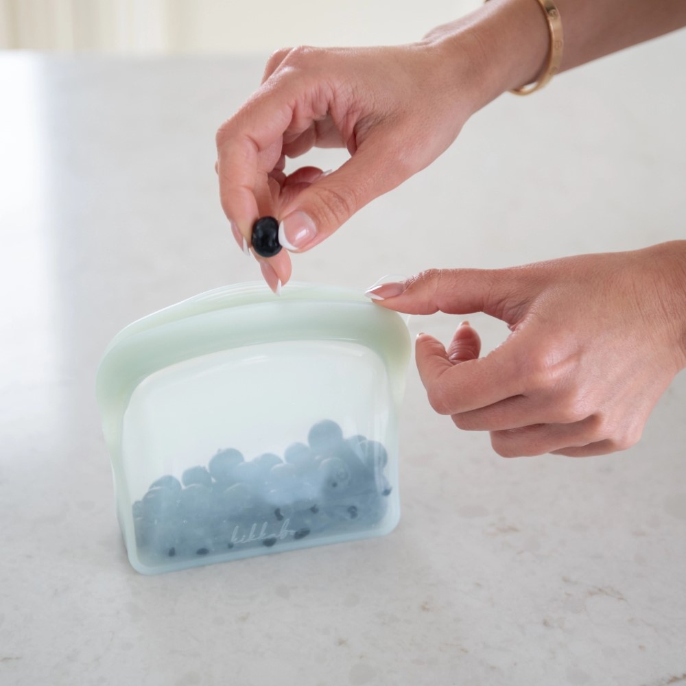 Η τσάντα τροφίμων Platinum Silicone είναι μια ευέλικτη και οικολογική λύση αποθήκευσης, σχεδιασμένη για να διατηρεί τα γεύματα του μωρού σας φρέσκα και οργανωμένα.