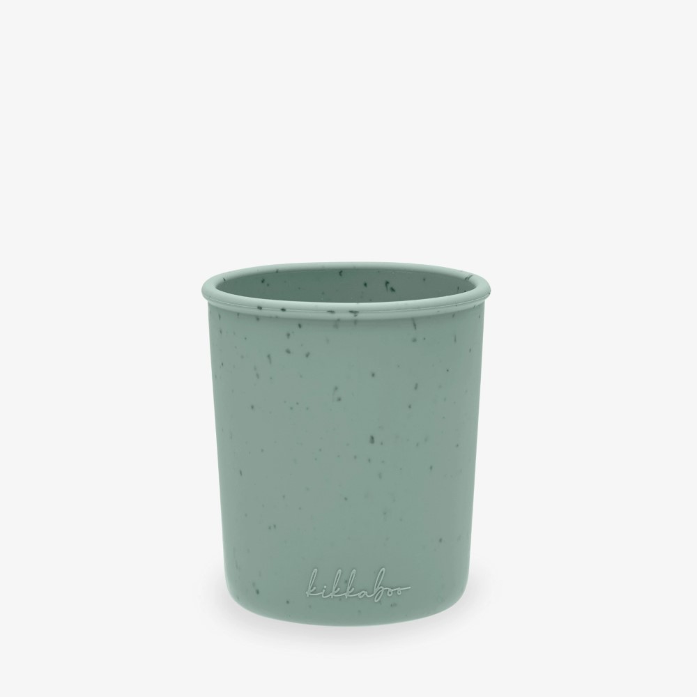 Η φωτογραφία δείχνει Το Κύπελλο Σιλικόνης Platinum είναι ο ιδανικός σύντροφος για τη μετάβαση του μωρού σας στην ανεξάρτητη κατανάλωση νερού.