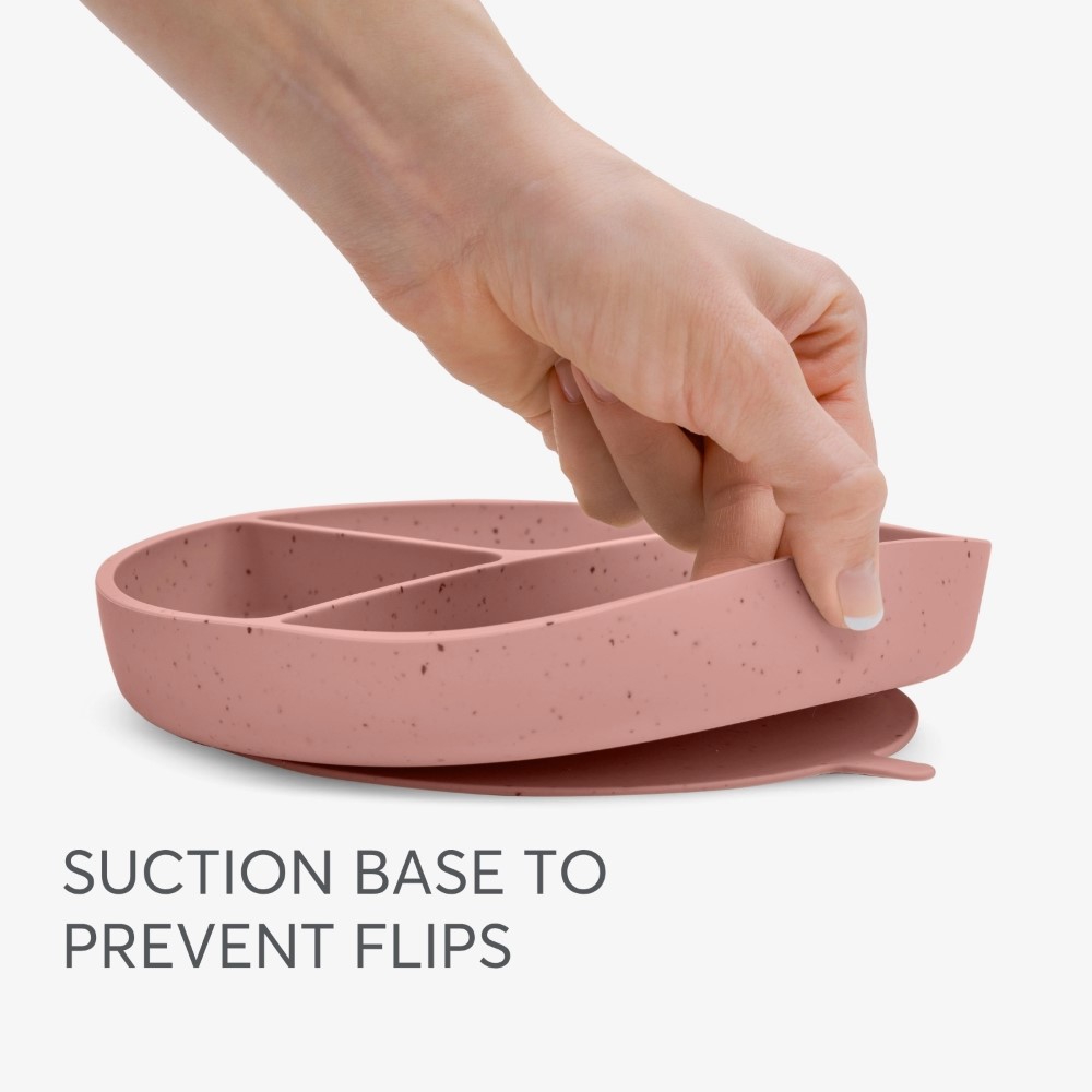 Η φωτογραφία δείχνει Το διαιρούμενο πιάτο με βάση αναρρόφησης Platinum Silicone είναι ειδικά σχεδιασμένο για να υποστηρίζει τη μετάβαση του μωρού σας σε στερεές τροφές, προσφέροντας πρακτικότητα και ασφάλεια για κάθε γεύμα.