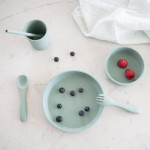 Η φωτογραφία δείχνει Σετ φαγητού 5 τεμαχίων από σιλικόνη είναι ο ιδανικός σύντροφος για το μωρό σας κατά τη διάρκεια του γεύματος, προσφέροντας όλα όσα χρειάζεται για ασφαλές, ανεξάρτητο και ευχάριστο τάισμα από 6 μηνών και άνω.