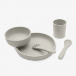 Σετ φαγητού 5 τεμαχίων από σιλικόνη είναι ο ιδανικός σύντροφος για το μωρό σας κατά τη διάρκεια του γεύματος, προσφέροντας όλα όσα χρειάζεται για ασφαλές, ανεξάρτητο και ευχάριστο τάισμα από 6 μηνών και άνω.