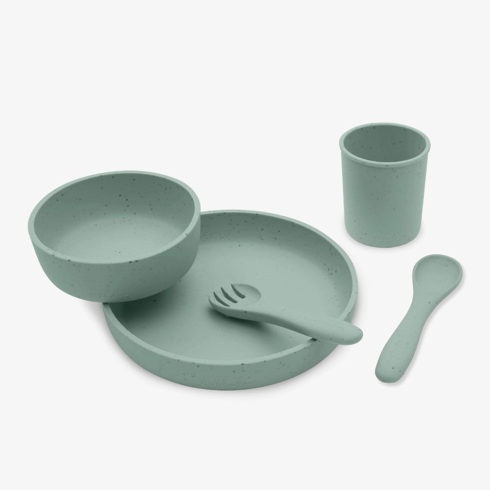 Η φωτογραφία δείχνει Σετ φαγητού 5 τεμαχίων από σιλικόνη είναι ο ιδανικός σύντροφος για το μωρό σας κατά τη διάρκεια του γεύματος, προσφέροντας όλα όσα χρειάζεται για ασφαλές, ανεξάρτητο και ευχάριστο τάισμα από 6 μηνών και άνω.