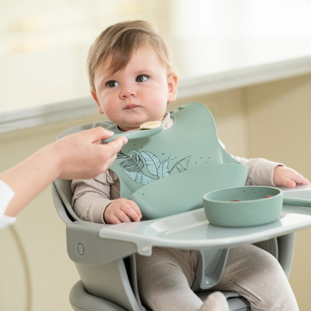 Η Σαλιάρα Platinum Silicone Flora προσφέρει μια έξυπνη και κομψή λύση για τη διατήρηση της καθαριότητας κατά τη διάρκεια των γευμάτων.