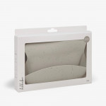 Η φωτογραφία δείχνει Η Bib Platinum Silicone προσφέρει μια έξυπνη λύση για τη διατήρηση της καθαριότητας κατά τη διάρκεια των γευμάτων.