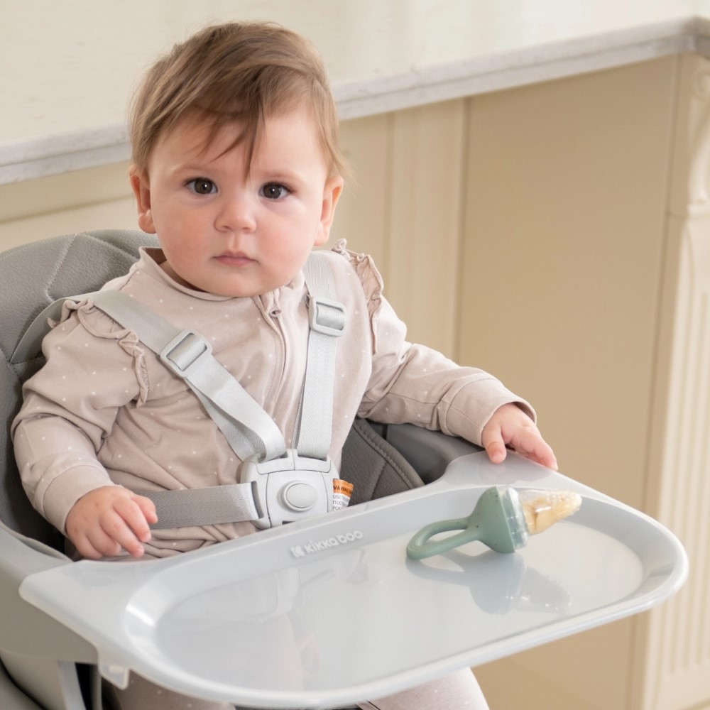 Η φωτογραφία δείχνει Μυήστε το μωρό σας σε έναν κόσμο γεύσεων με την μαλακή ταΐστρα από σιλικόνη πλατίνας - τον τέλειο σύντροφο σχεδιασμένο για μικρά χεράκια και αναπτυσσόμενες ορέξεις.