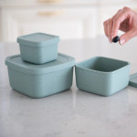 Η φωτογραφία δείχνει Σετ 3 μπωλ σνακ από πλατινένια σιλικόνη είναι η ιδανική λύση για την αποθήκευση των σνακ και των γευμάτων του παιδιού σας, προσφέροντας πρακτικότητα, ασφάλεια και ανθεκτικότητα τόσο για χρήση στο σπίτι όσο και εν κινήσει.