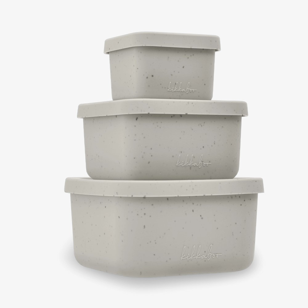 Η φωτογραφία δείχνει Σετ 3 μπωλ σνακ από πλατινένια σιλικόνη είναι η ιδανική λύση για την αποθήκευση των σνακ και των γευμάτων του παιδιού σας, προσφέροντας πρακτικότητα, ασφάλεια και ανθεκτικότητα τόσο για χρήση στο σπίτι όσο και εν κινήσει.