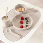 Η φωτογραφία δείχνει Το σουπλά από σιλικόνη Platinum είναι η τέλεια προσθήκη στην ώρα του φαγητού του μωρού σας, προσφέροντας καθαριότητα και ευελιξία.