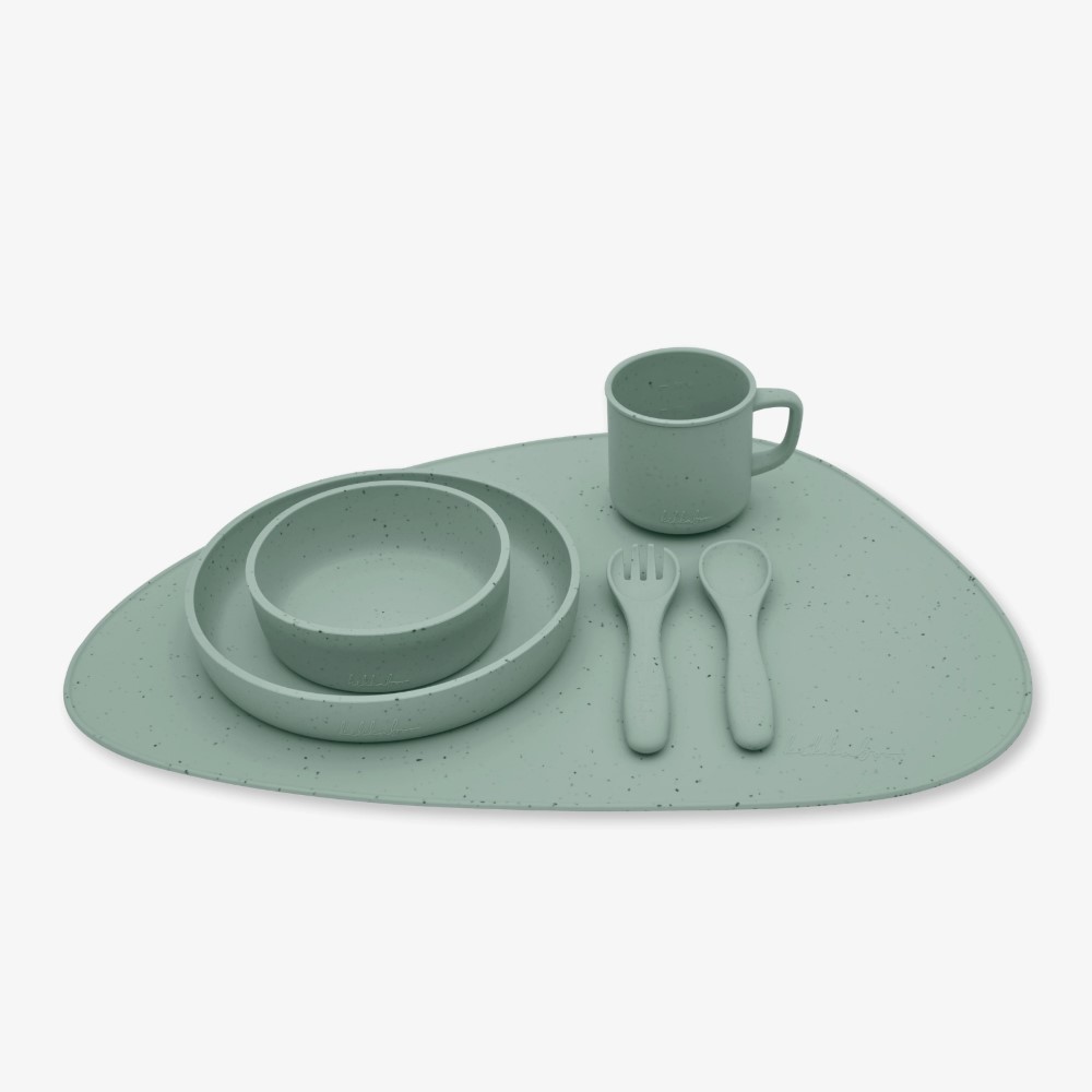 Η φωτογραφία δείχνει Το σουπλά από σιλικόνη Platinum είναι η τέλεια προσθήκη στην ώρα του φαγητού του μωρού σας, προσφέροντας καθαριότητα και ευελιξία.