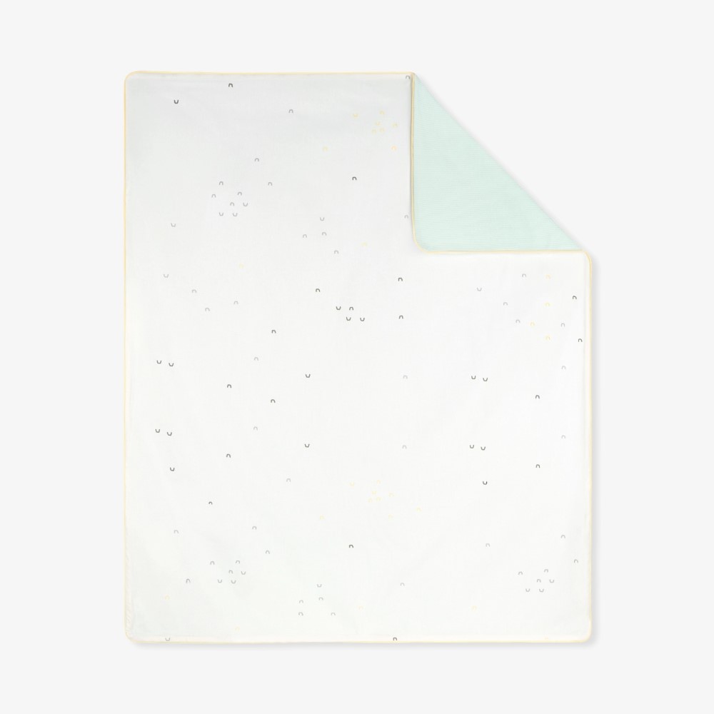 Η φωτογραφία δείχνει Η καλοκαιρινή κουβέρτα SLEEPY SHEEP είναι μια απαλή και αναπνεύσιμη διπλής όψης κουβέρτα, σχεδιασμένη προσεκτικά για να διατηρεί το νεογέννητό σας ζεστό και άνετο κατά τους θερμότερους μήνες.