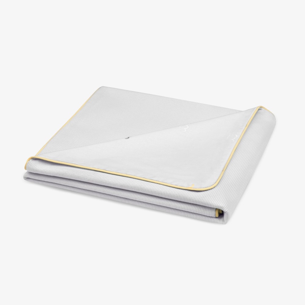 Η καλοκαιρινή κουβέρτα SLEEPY SHEEP είναι μια απαλή και αναπνεύσιμη διπλής όψης κουβέρτα, σχεδιασμένη προσεκτικά για να διατηρεί το νεογέννητό σας ζεστό και άνετο κατά τους θερμότερους μήνες.