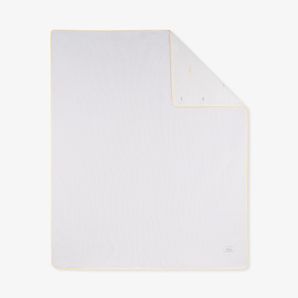 Η καλοκαιρινή κουβέρτα SLEEPY SHEEP είναι μια απαλή και αναπνεύσιμη διπλής όψης κουβέρτα, σχεδιασμένη προσεκτικά για να διατηρεί το νεογέννητό σας ζεστό και άνετο κατά τους θερμότερους μήνες.