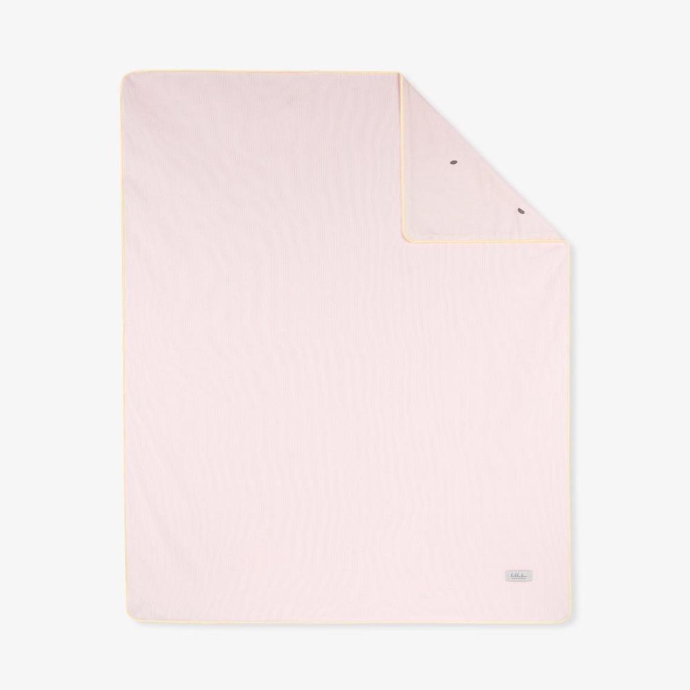 Η καλοκαιρινή κουβέρτα&nbsp; είναι μια απαλή και αναπνεύσιμη διπλής όψης κουβέρτα, σχεδιασμένη προσεκτικά για να διατηρεί το νεογέννητό σας ζεστό και άνετο κατά τους θερμότερους μήνες.