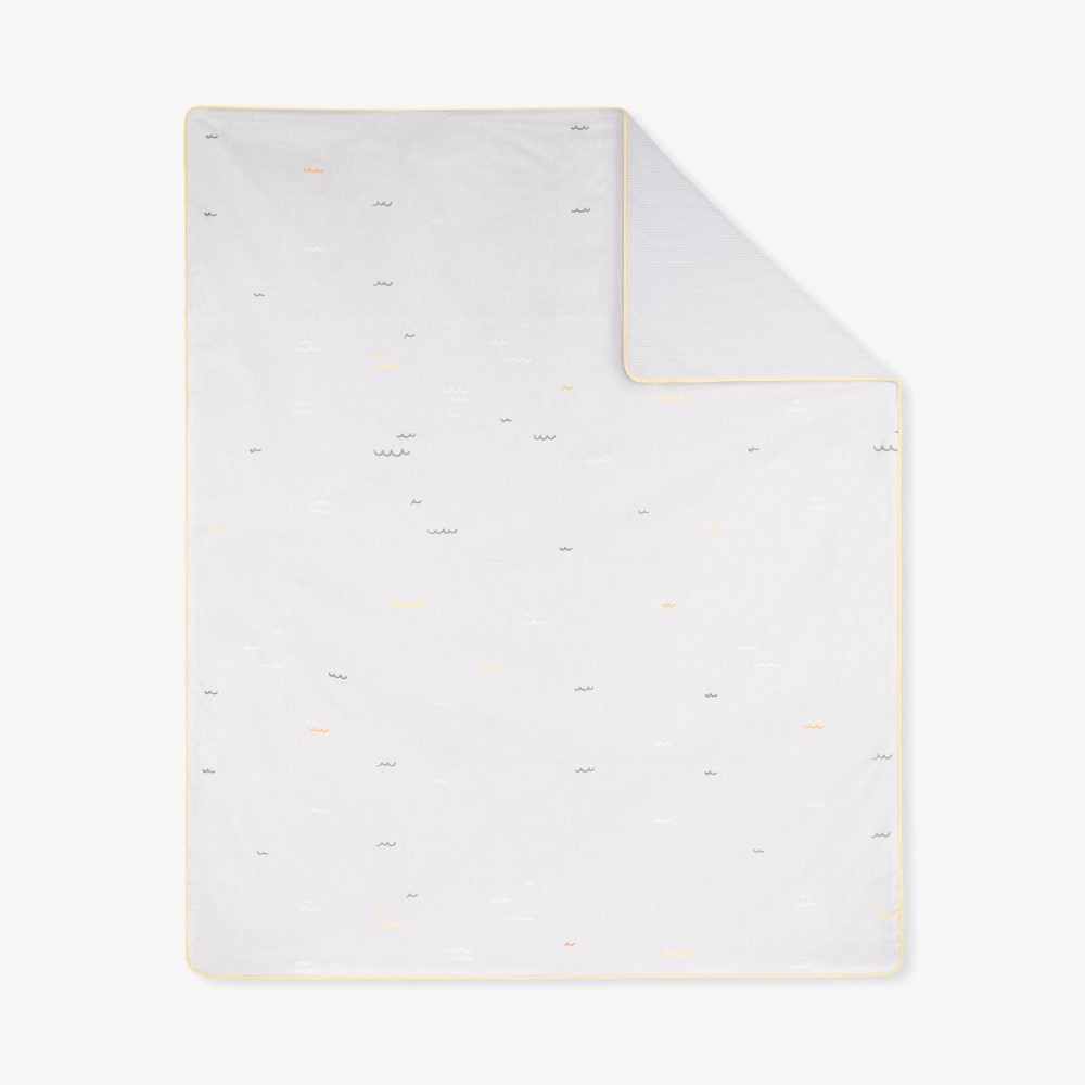 Η καλοκαιρινή κουβέρτα SLEEPY SHEEP είναι μια απαλή και αναπνεύσιμη διπλής όψης κουβέρτα, σχεδιασμένη προσεκτικά για να διατηρεί το νεογέννητό σας ζεστό και άνετο κατά τους θερμότερους μήνες.