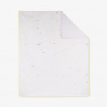 Η καλοκαιρινή κουβέρτα SLEEPY SHEEP είναι μια απαλή και αναπνεύσιμη διπλής όψης κουβέρτα, σχεδιασμένη προσεκτικά για να διατηρεί το νεογέννητό σας ζεστό και άνετο κατά τους θερμότερους μήνες.