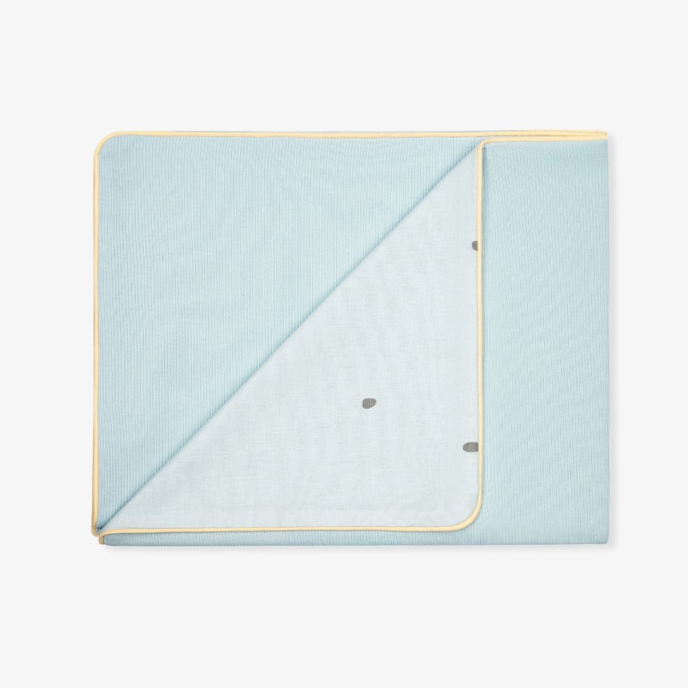 Η καλοκαιρινή κουβέρτα  είναι μια απαλή και αναπνεύσιμη διπλής όψης κουβέρτα, σχεδιασμένη προσεκτικά για να διατηρεί το νεογέννητό σας ζεστό και άνετο κατά τους θερμότερους μήνες.