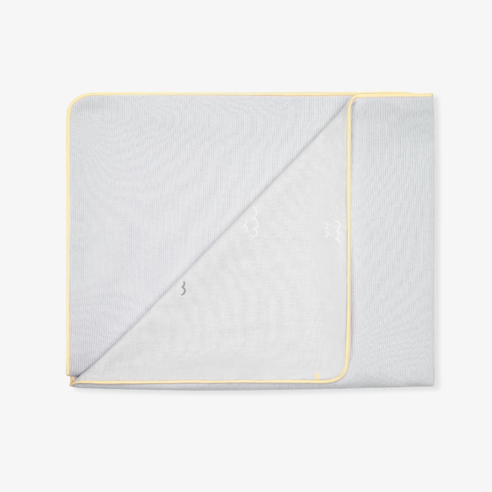 Η καλοκαιρινή κουβέρτα SLEEPY SHEEP είναι μια απαλή και αναπνεύσιμη διπλής όψης κουβέρτα, σχεδιασμένη προσεκτικά για να διατηρεί το νεογέννητό σας ζεστό και άνετο κατά τους θερμότερους μήνες.