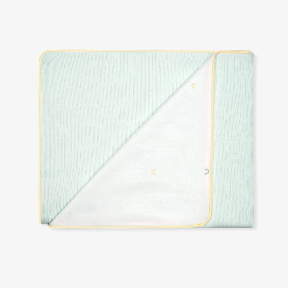 Η φωτογραφία δείχνει Η καλοκαιρινή κουβέρτα SLEEPY SHEEP είναι μια απαλή και αναπνεύσιμη διπλής όψης κουβέρτα, σχεδιασμένη προσεκτικά για να διατηρεί το νεογέννητό σας ζεστό και άνετο κατά τους θερμότερους μήνες.