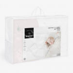 Η φωτογραφία δείχνει Εξασφαλίστε άνεση και ευκολία για το μωρό σας όπου κι αν πάτε με το πτυσσόμενο στρώμα STRIPY FRIENDS.