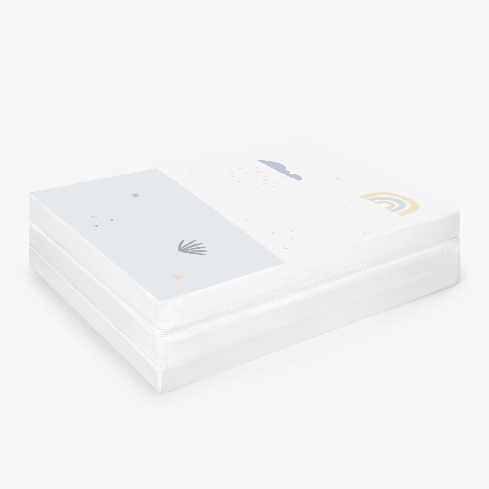 Η φωτογραφία δείχνει Εξασφαλίστε άνεση και ευκολία για το μωρό σας όπου κι αν πάτε με το πτυσσόμενο στρώμα STRIPY FRIENDS.