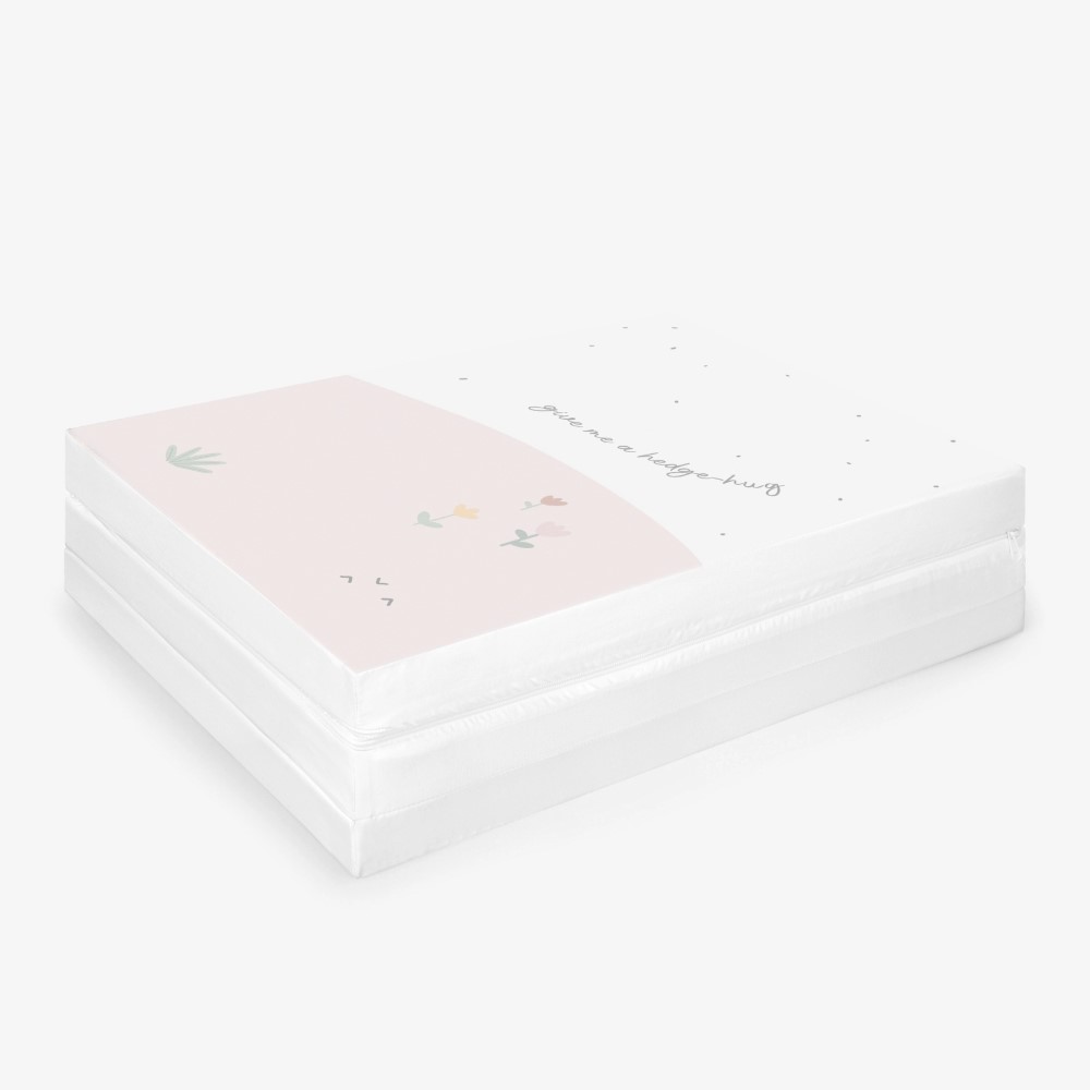 Η φωτογραφία δείχνει Εξασφαλίστε άνεση και ευκολία για το μωρό σας όπου κι αν πάτε με το πτυσσόμενο στρώμα STRIPY FRIENDS.