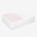 Η φωτογραφία δείχνει Εξασφαλίστε άνεση και ευκολία για το μωρό σας όπου κι αν πάτε με το πτυσσόμενο στρώμα STRIPY FRIENDS.