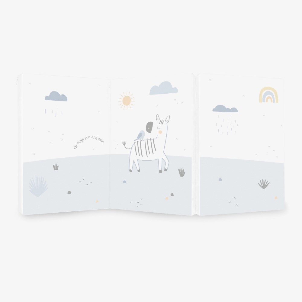 Η φωτογραφία δείχνει Εξασφαλίστε άνεση και ευκολία για το μωρό σας όπου κι αν πάτε με το πτυσσόμενο στρώμα STRIPY FRIENDS.