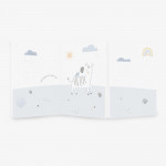 Η φωτογραφία δείχνει Εξασφαλίστε άνεση και ευκολία για το μωρό σας όπου κι αν πάτε με το πτυσσόμενο στρώμα STRIPY FRIENDS.