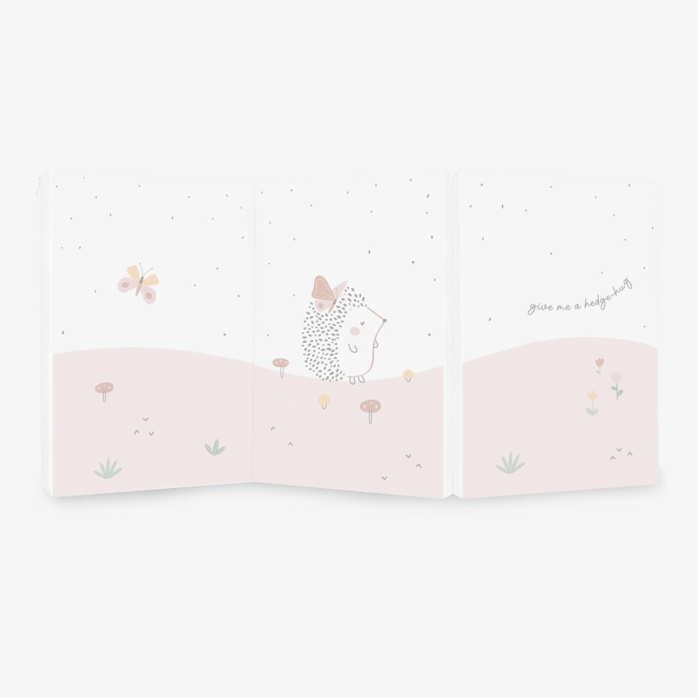 Η φωτογραφία δείχνει Εξασφαλίστε άνεση και ευκολία για το μωρό σας όπου κι αν πάτε με το πτυσσόμενο στρώμα STRIPY FRIENDS.