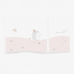 Η φωτογραφία δείχνει Εξασφαλίστε άνεση και ευκολία για το μωρό σας όπου κι αν πάτε με το πτυσσόμενο στρώμα STRIPY FRIENDS.