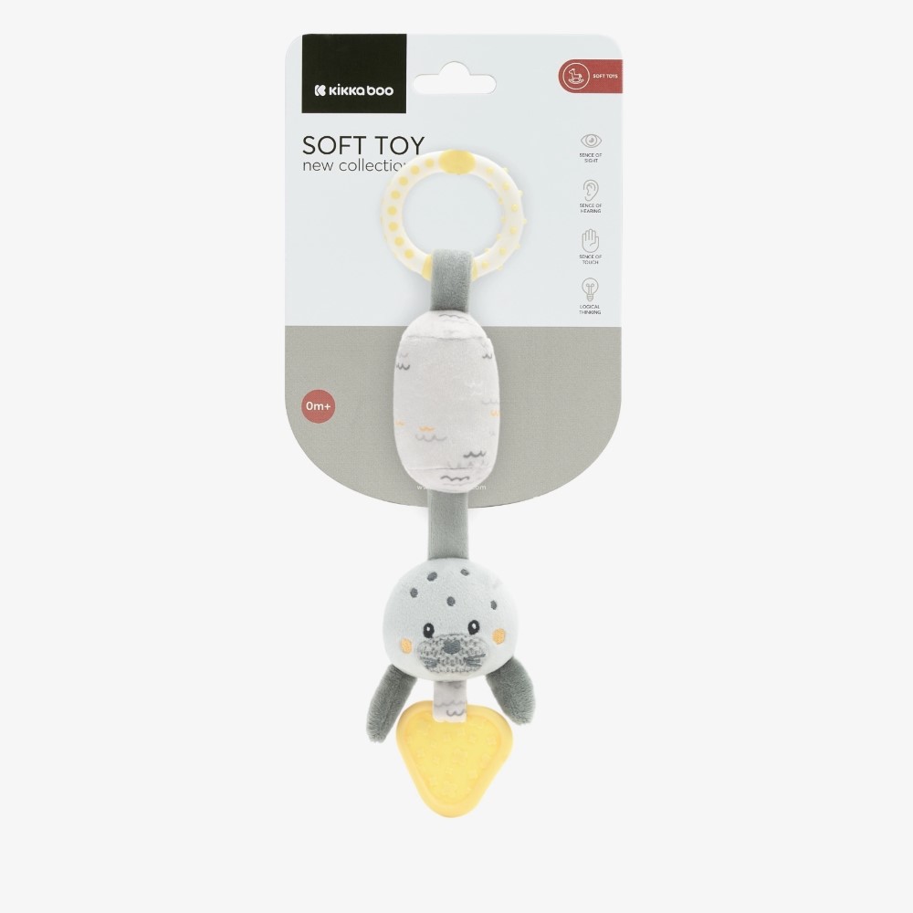 Η φωτογραφία δείχνει Το λούτρινο παιχνίδι με κουδούνισμα είναι ένας απαλός και συναρπαστικός λούτρινος σύντροφος, σχεδιασμένος για να διεγείρει τις αισθήσεις του μωρού σας με απαλούς ήχους και διαδραστικές υφές.