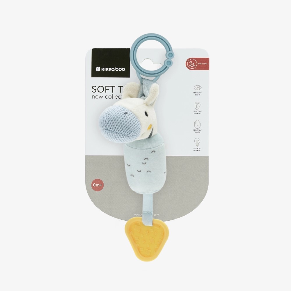 Η φωτογραφία δείχνει Το λούτρινο παιχνίδι με κουδούνισμα είναι ένας απαλός και συναρπαστικός λούτρινος σύντροφος, σχεδιασμένος για να διεγείρει τις αισθήσεις του μωρού σας με απαλούς ήχους και διαδραστικές υφές.