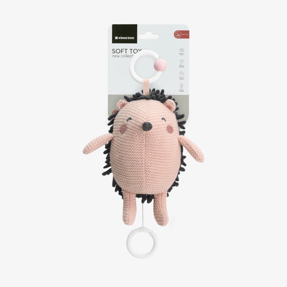 Η φωτογραφία δείχνει Το μουσικό παιχνίδι είναι ένας γοητευτικός λούτρινος σύντροφος σχεδιασμένος για να ηρεμεί και να παρηγορεί το μωρό σας με μια απαλή μελωδία για τον ύπνο.