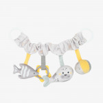 Η λούτρινη γιρλάντα είναι ένα γοητευτικό και ενδιαφέρον αξεσουάρ σχεδιασμένο για να διασκεδάζει το μωρό σας κατά τη διάρκεια των βόλτων.